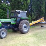 Equipo de tractor y niveladora de arrastre